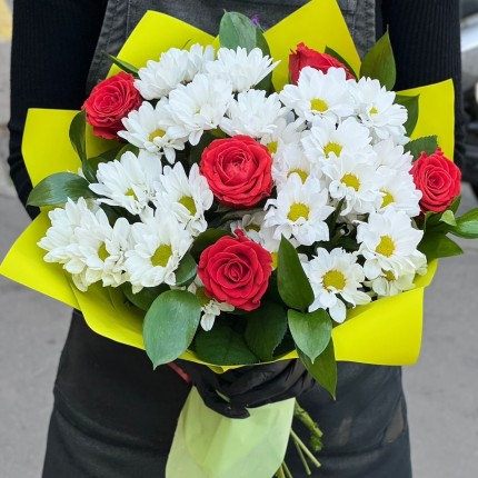 Букет с розами и хризантемами "Волшебство" - заказ с достакой с доставкой в по Козельску